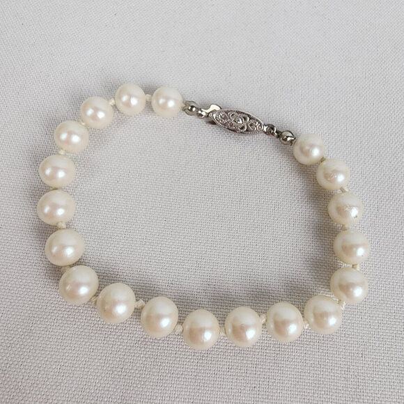 Vintage White Faux Pearl Bracelet - Picture 2 of 6